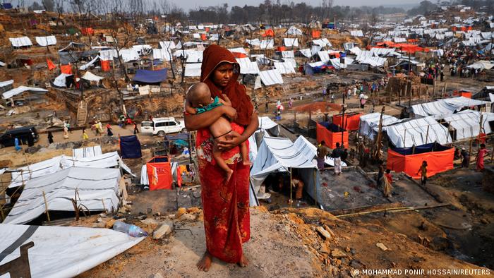 Eine Frau drückt ihr Baby an die Brust nach einem Großbrand im Flüchtlingslager in Cox's Bazar im März 2021