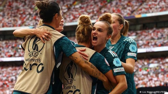 Deutsche Spielerinnen bejubeln Lina Magull, nachdem diese den 1:1-Ausgleich im Finale der Euro 2022 gegen England erzielt hat.