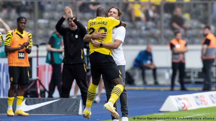 Dortmunds Torschütze Anthony Modeste bejubelt mit seinem Trainer Edin Terzic seinen Treffer in Berlin