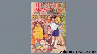 Buchcover der englischen Ausgabe von Enid Blyton's Buch The Magic Faraway Tree (Deutsch: Der Wunderweltenbaum) auf dem sich drei Kinder zu einer kleinen Fee herabbeugen