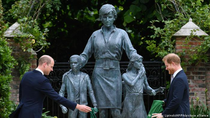 Die Diana-Statue steht im Kensington Park. Rechts von ihr steht Sohn Harry, links von der Statue ist William zu sehen. 