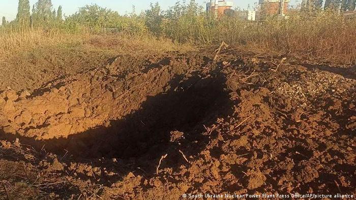 Vier Meter breit, zwei Meter tief: Dieses Bild soll den Krater zeigen, den der Einschlag einer Rakete nahe des AKW Südukraine verursacht hat
