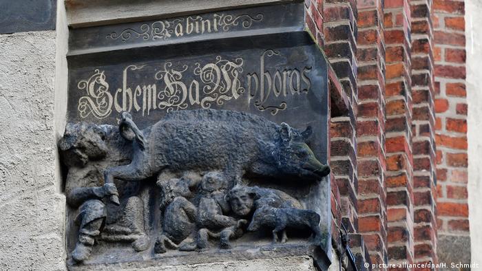 Deutschland: Schmähskulptur an der Außenmauer der Stadtkirche Sankt Marien in Wittenberg