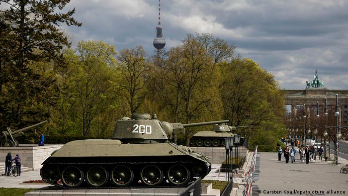 Zwei Panzer stehen auf Sockeln, im Hintergrund das Brandenburger und der Berliner Fernsehturm