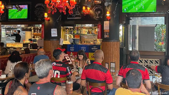 Flamengo-Fans in einer Bar in Rio de Janeiro