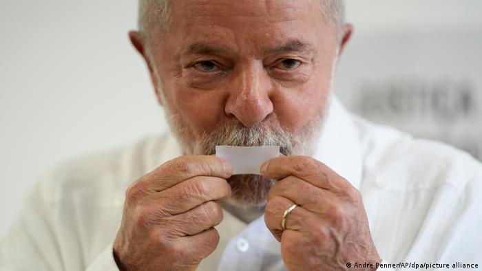 Luiz Inacio Lula da Silva küsst seinen Stimmzettel bei seiner Stimmabgabe