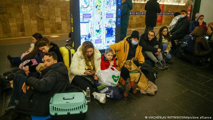 Menschen benutzen eine U-Bahn Station in Kiew als Schutzraum während des Luftangriffs