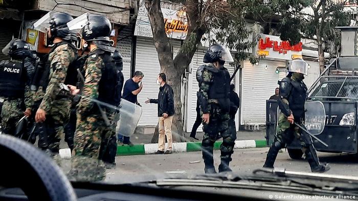 Bewaffnete Polizeipräsenz auf der Straße im Iran 