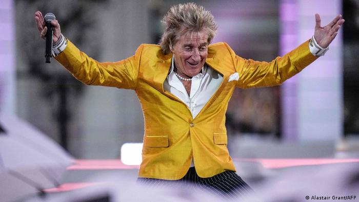 Rod Stewart in gelbem Glanzjackett beim Auftritt zum 70. Thronjubiläum der Queen in London.