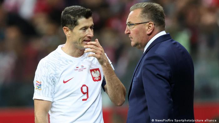 Robert Lewandowski im Gespräch mit Nationaltrainer Czeslaw Michniewicz
