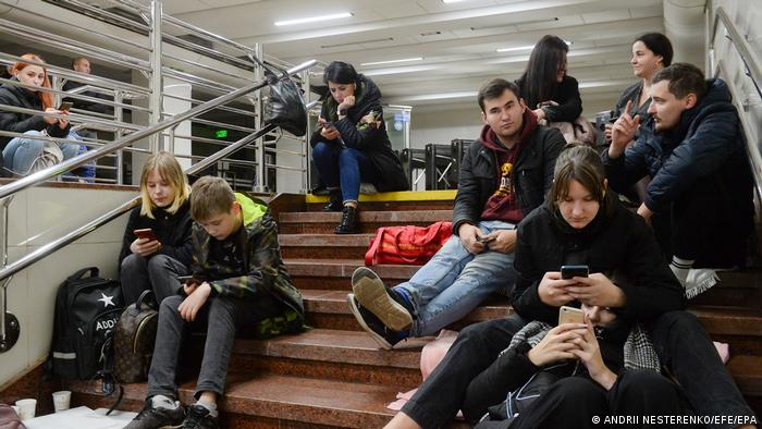In Kiew warten Anwohner die Luftangriffe in einer U-Bahn-Station ab 