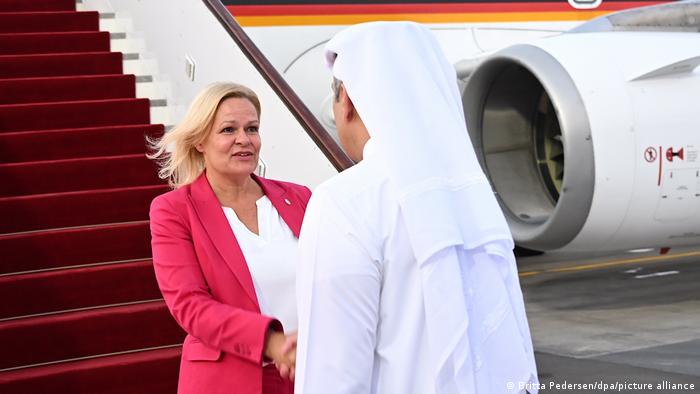 Nancy Faeser wird bei der Ankunft in Doha begrüßt 