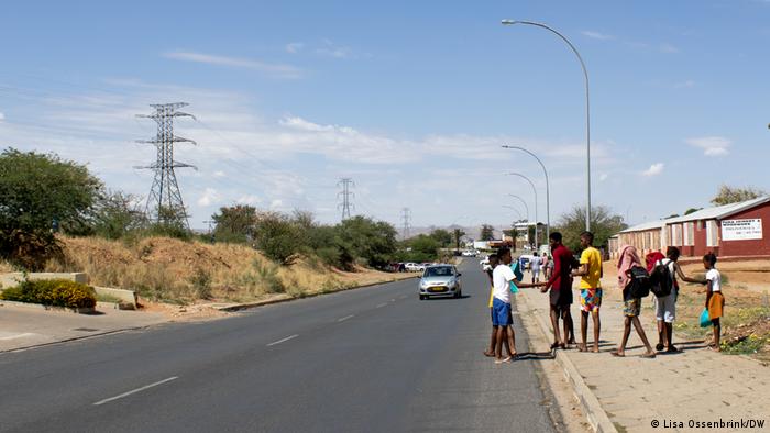Menschen an einer Straße in Windhoek, Namibia