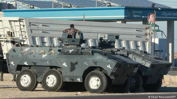 Jordanische Sicherheitskräfte auf einem gepanzerten Fahrzeug in der Stadt Maan