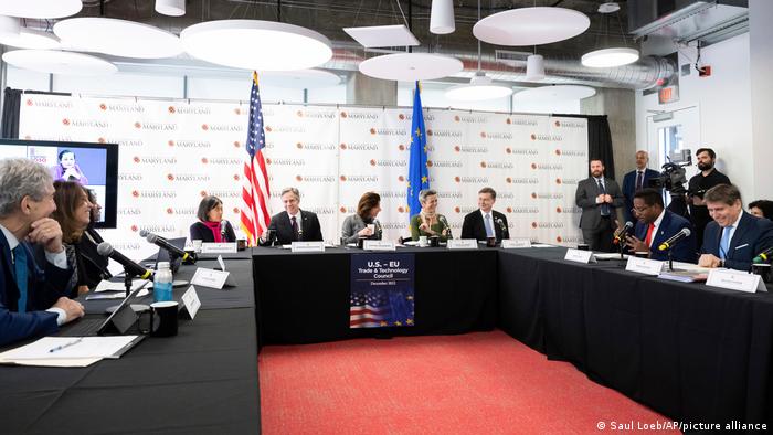 Vertreter der EU und der USA sitzen am Verhandlungstisch