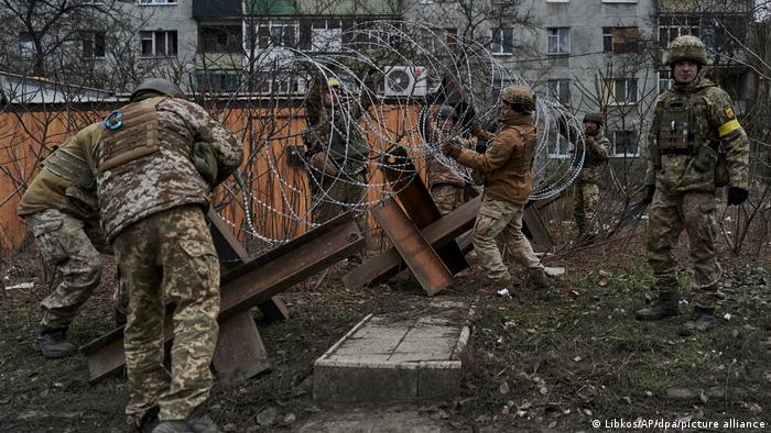 Ukrainische Soldaten bereiten in der Stadt Bachmut Barrikaden vor (21.12.2022)