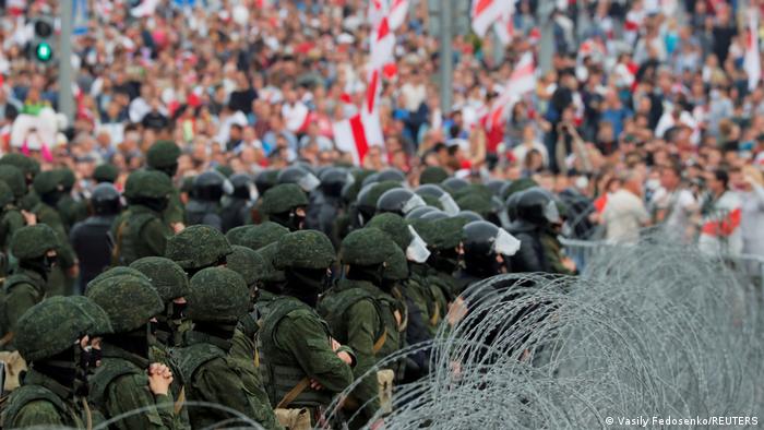 Demonstranten und Polizei stehen sich in Minsk im Jahr 2020 gegenüber
