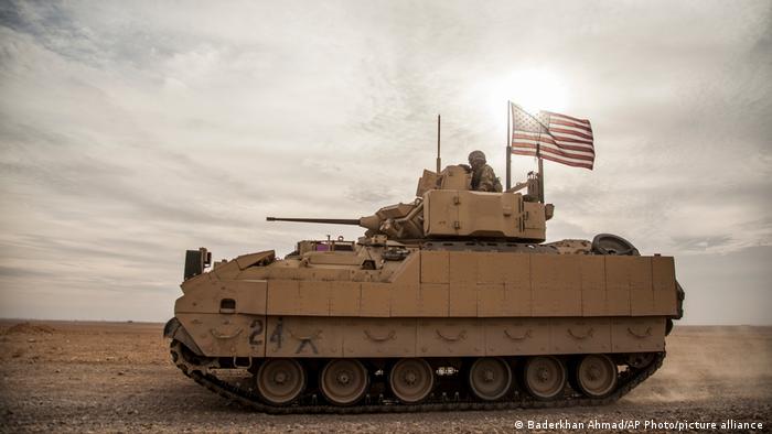 Ein US-Panzer fährt durch die Wüste bei Deir Ezzor in Syrien 