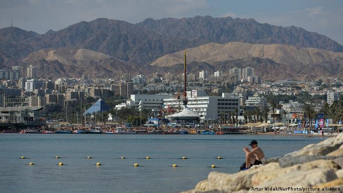 Blick auf den Hafen von Eilat, im Hintergrund schroffe Bergwände