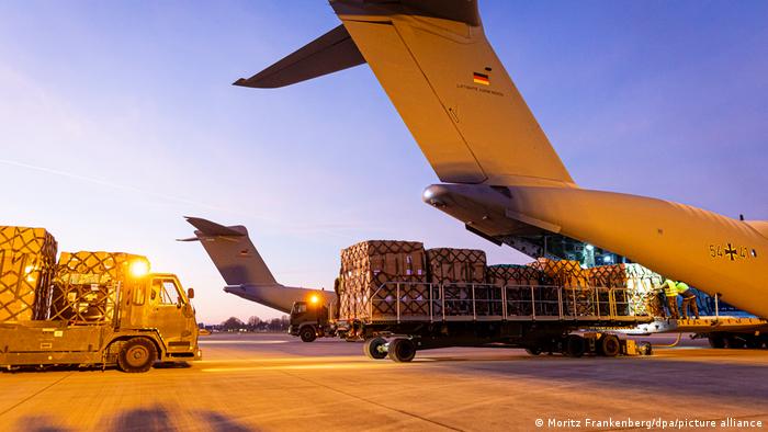 Ein Transportflugzeug der Bundeswehr wird mit Hilfsgütern für die Erdbebenopfer beladen