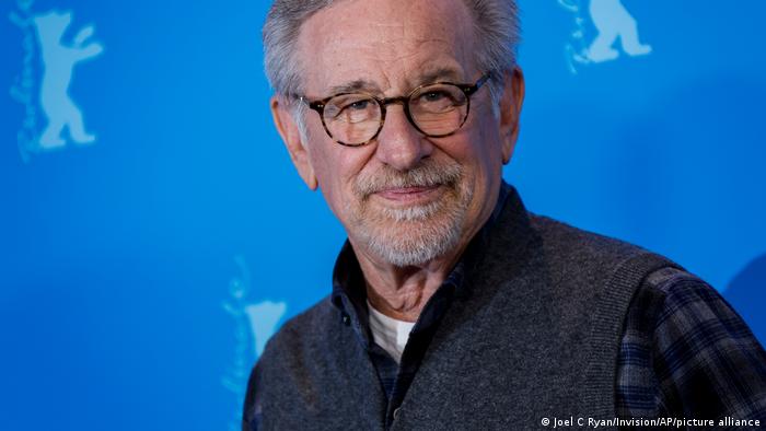 Porträt von Steven Spielberg vor einer blauen Leinwand bei der Berlinale. 