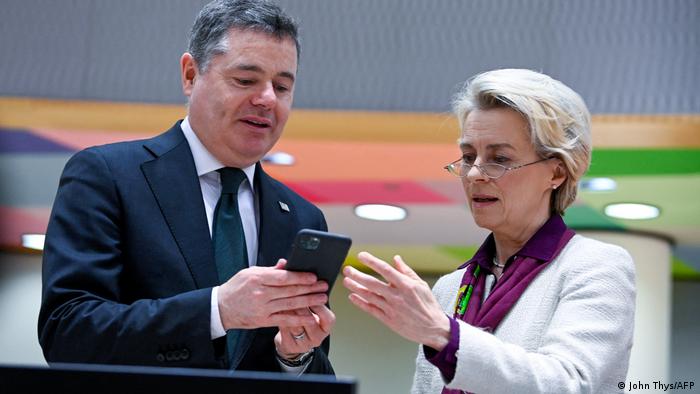 Belgien EU-Gipfel in Brüssel l Von der Leyen und der irische Finanzminister Donohue
