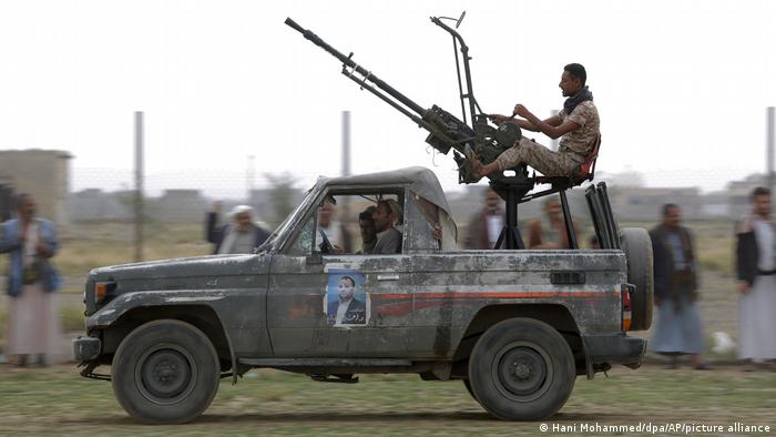 Ein Huthi-Kämpfer auf einem Pick-Up