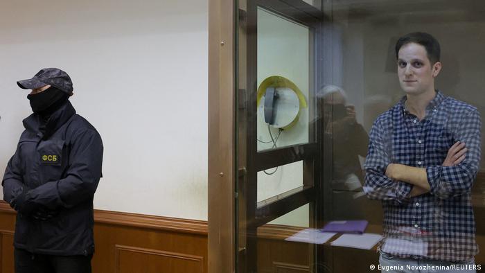Evan Gershkovich hinter Glas in einem Gerichtssaal 