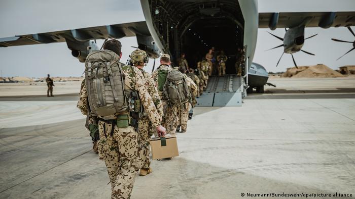 Auf der Luftwaffenbasis Al-Asrak in Jordanien steigen Soldaten der Bundeswehr in eine Bundeswehrmaschine, um in den Sudan zu fliegen. D