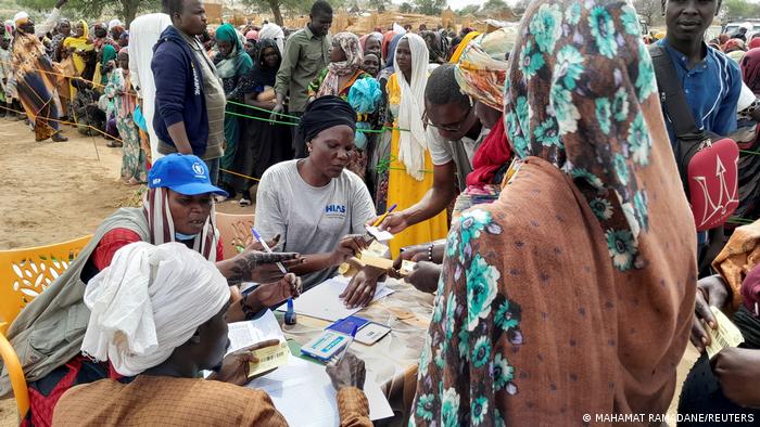 Sudanesische Flüchtlinge im Tschad stehen in einer Schlange, um Nahrung zu erhalten