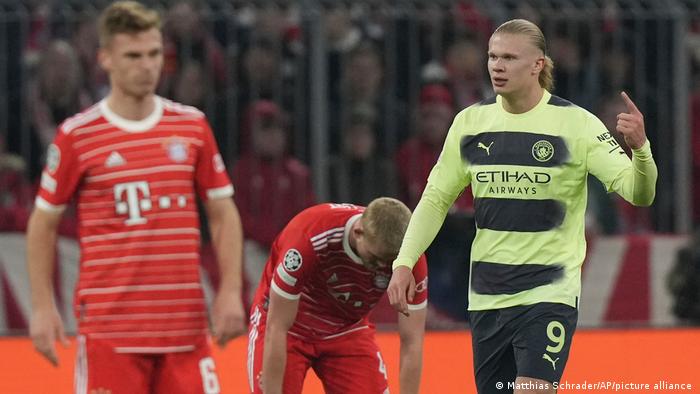 Erling Haalnd von Manchester City jubelt nach seinem Tor, die Bayern-Spieler sind enttäuscht