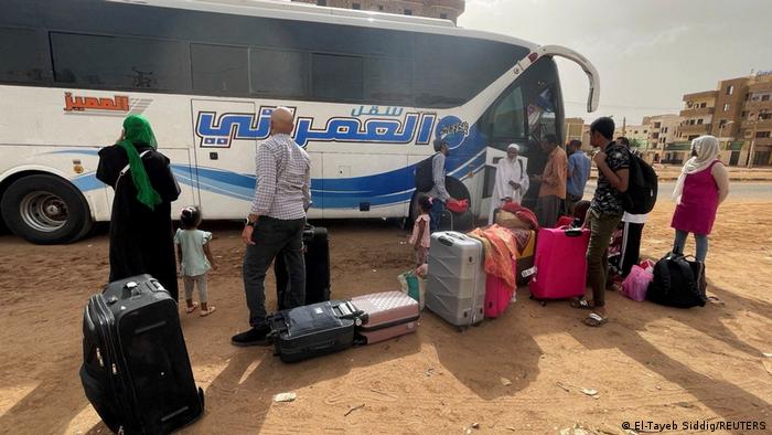 Diese Menschen hoffen mit dem Bus Khartum noch verlassen zu können

