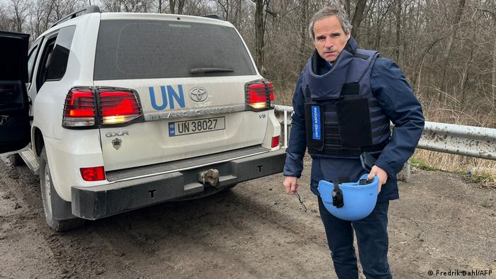 Chef der IAEA, Rafael Grossi, mit einem UN-Fahrzeug auf dem Weg zum AKW Saporischschja