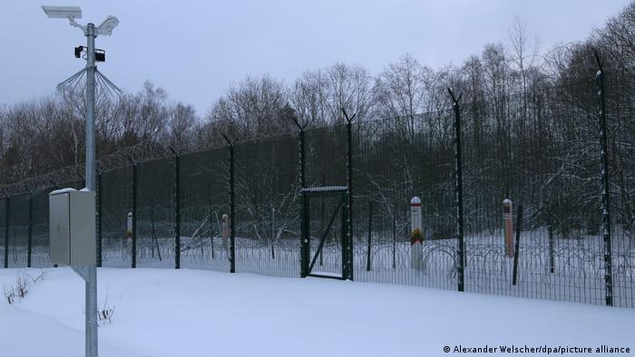 Litauens Grenze zu Belarus im Schnee mit einem Zaun