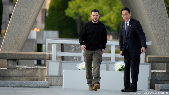 G7 Gipfel in Japan, Hiroshima | Fumio Kishida und Wolodymyr Selenskyj im Memorial Peace Park