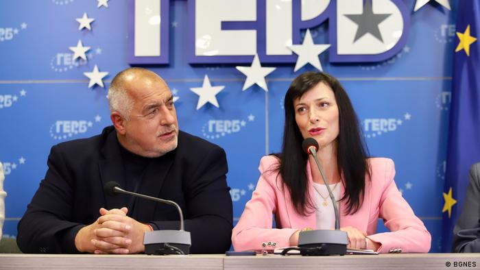 Der ehemalige Premier Bulgariens Bojko Borissow bei einer Pressekonferenz am Sonntag, 14. Mai, in Sofia, mit der Kandidatin der Partei GERB für den Posten des Regierungschefs Marija Gabriel.