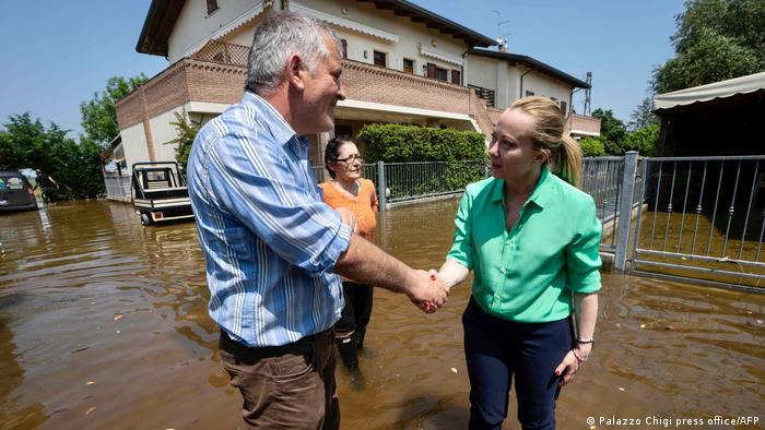Italien I Überschwemmungsgebiet Emilia-Romagna, Giorgia Meloni mit Anwohnern