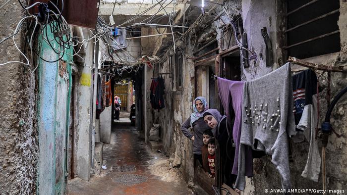 Frauen in einer Gasse in einem palästinensischen Flüchtlingslager