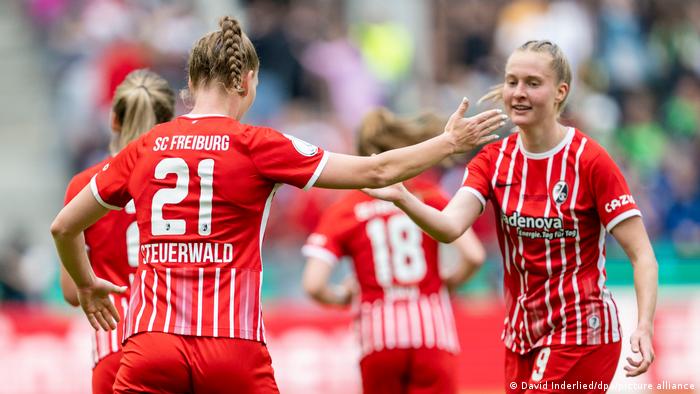 Freiburgs Torschützin Minge jubelt über ihren Treffer im Pokalfinale und klatscht eine Teamkollegin ab. 