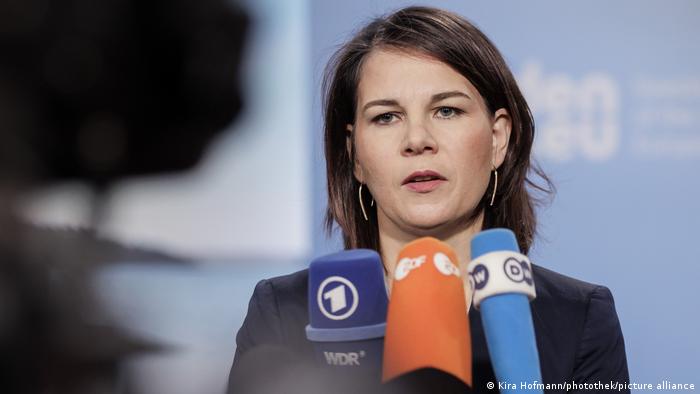 Die deutsche Außenministerin Annalena Baerbock in Stockholm vor Mikrofonen von WDR, ZDF und DW
