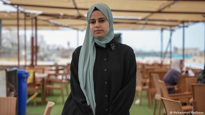 Haya Sinwar mit hellgrünem Hijab und schwarzem Kleid blickt ernst in die Kamera