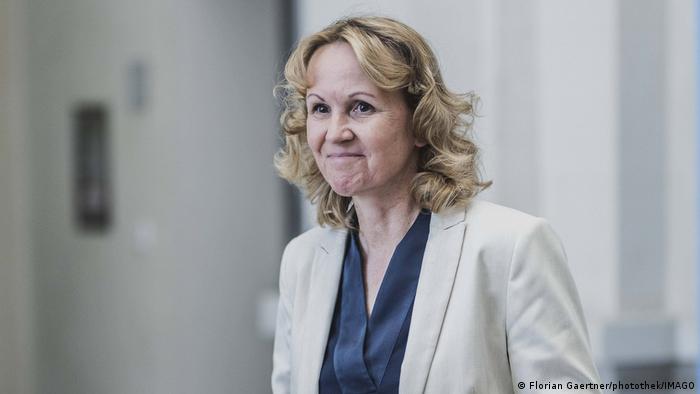 Deutschland | Berlin | Das Foto zeigt den Oberkörper von Umweltministerin Steffi Lemke bei der Übergabe der OECD-Berichte in Berlin. Sie lächelt leicht und trägt einen hellen Blazer zu einer dunkelblauen Bluse. 